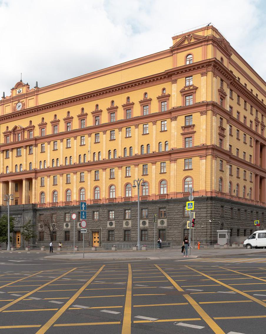 ФСБ: россияне становятся пособниками террористов при участии в работе SIM-боксов. Центр общественных связей (ЦОС) Федеральной службы безопасности Российской Федерации (ФСБ) выступил с официальным заявлением, в котором предупредил граждан о серьёзных последствиях участия в работе SIM-боксов