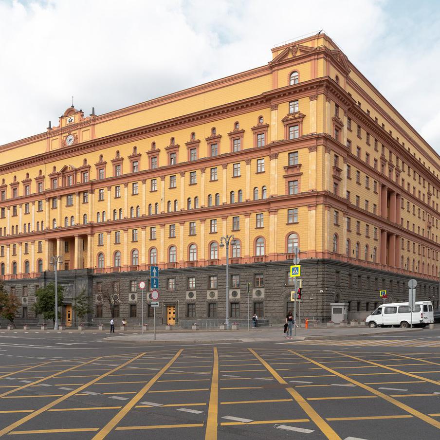 ФСБ: россияне становятся пособниками террористов при участии в работе SIM-боксов. Центр общественных связей (ЦОС) Федеральной службы безопасности Российской Федерации (ФСБ) выступил с официальным заявлением, в котором предупредил граждан о серьёзных последствиях участия в работе SIM-боксов