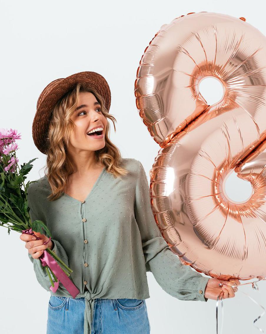 Как удивить на 8 Марта: лучшие подарки для самых близких и любимых женщин