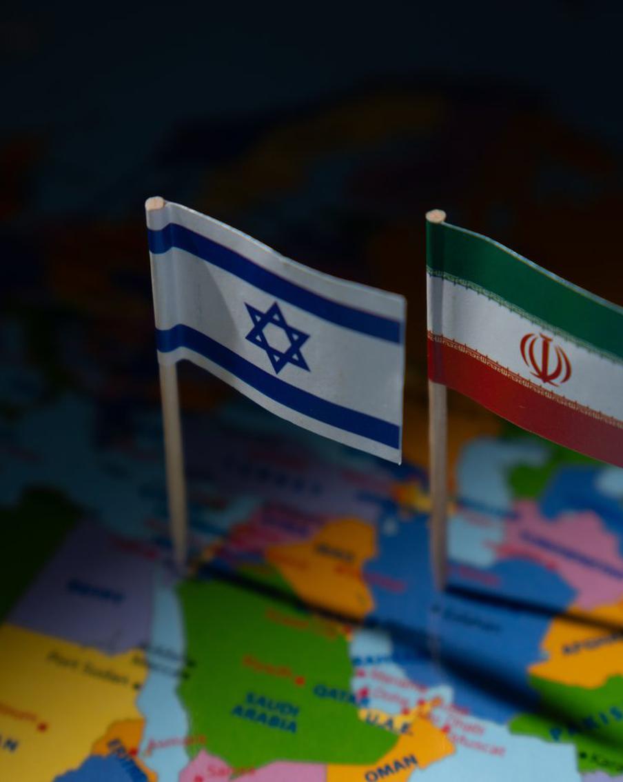 КСИР: Иран поразил месторасположение командующего ВВС Израиля. Корпус стражей исламской революции (КСИР) сообщил о точном ракетном ударе, который был нанесён по штаб-квартире командования Военно-воздушными силами Израиля. Это стало десятой волной атак, предпринятых Вооружёнными силами Исламской Республики