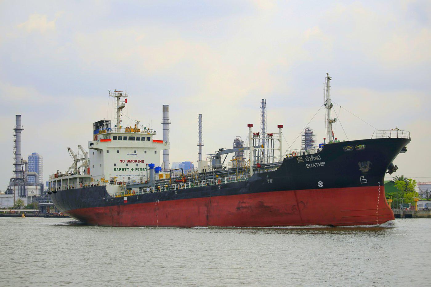 Как операция США и Израиля в Иране повлияет на нефть и рубль