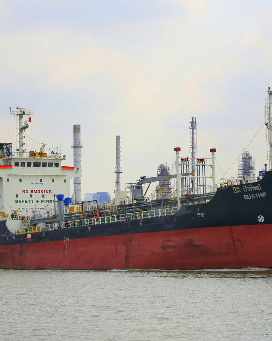 Как операция США и Израиля в Иране повлияет на нефть и рубль