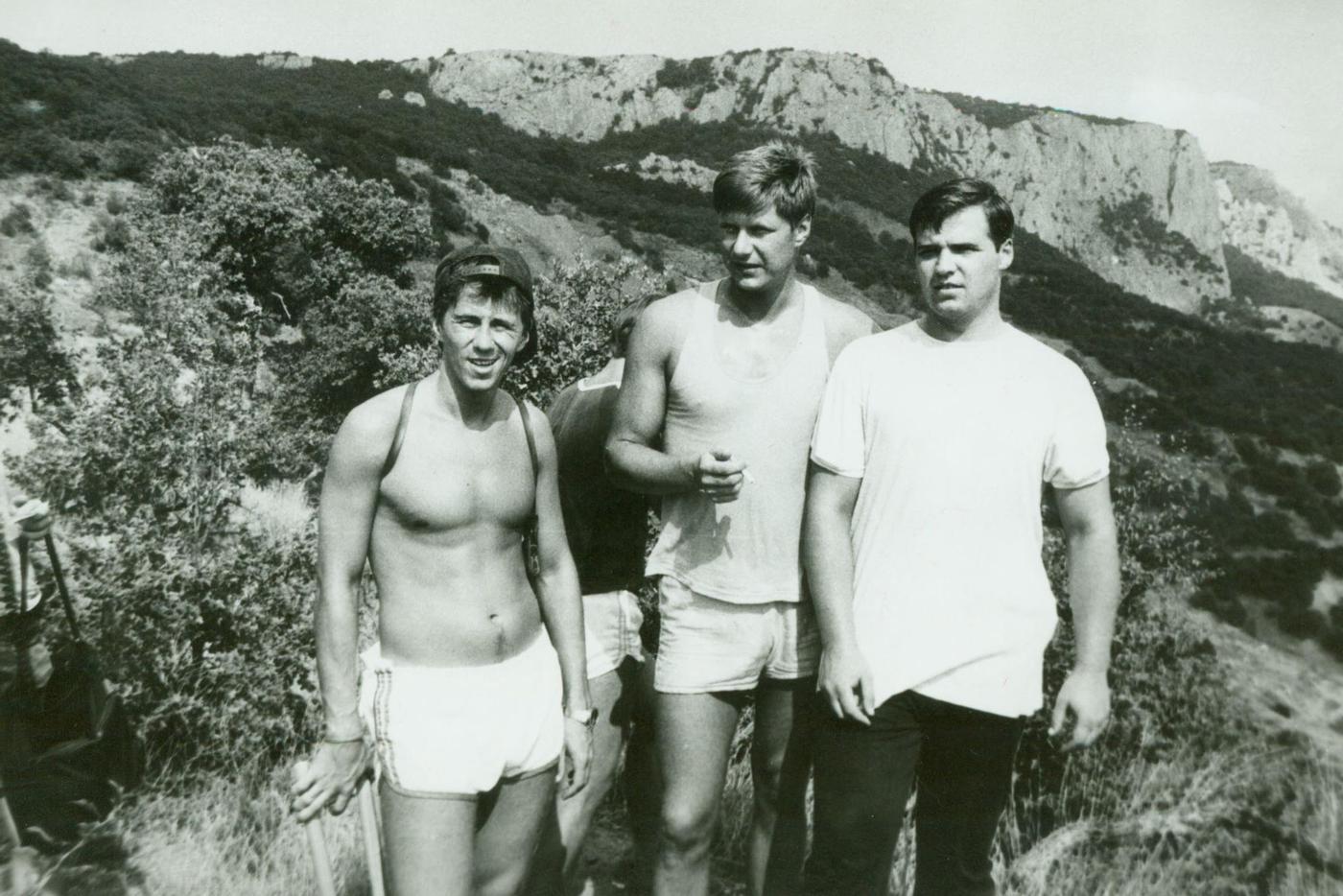 Фонарёв (слева) с коллегами недалеко от резиденции в Форосе