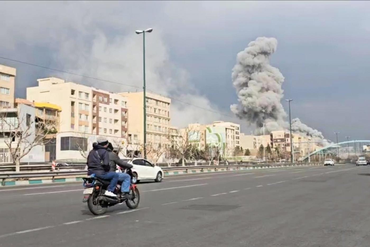 Последствия ударов со стороны Израиля и США по Тегерану. В субботу, 28 февраля, США и Израиль нанесли серию ударов по объектам на территории Ирана, в том числе по Тегерану, сообщается о разрушениях и гибели гражданских. Иран осуществил ответные ракетные удары по израильской территории, а также по военным объектам США в регионе Ближнего Востока.