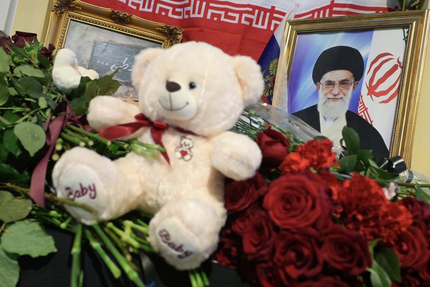 Цветы в память о верховном лидере Ирана аятолле Али Хаменеи у посольства Ирана в Москве. США и Израиль нанесли в субботу серию ударов по объектам на территории Ирана, в том числе по Тегерану, сообщается о разрушениях и гибели гражданских. В округе Минаб провинции Хормозган на юге Ирана был нанесен удар по начальной школе для девочек "Шаджаре Тайебе". Государственное телевидение Ирана подтвердило гибель верховного лидера страны аятоллы Али Хаменеи. Правительство Ирана объявил 40-дневный траур и семь дней государственных выходных после смерти верховного лидера республики аятоллы Али Хаменеи.