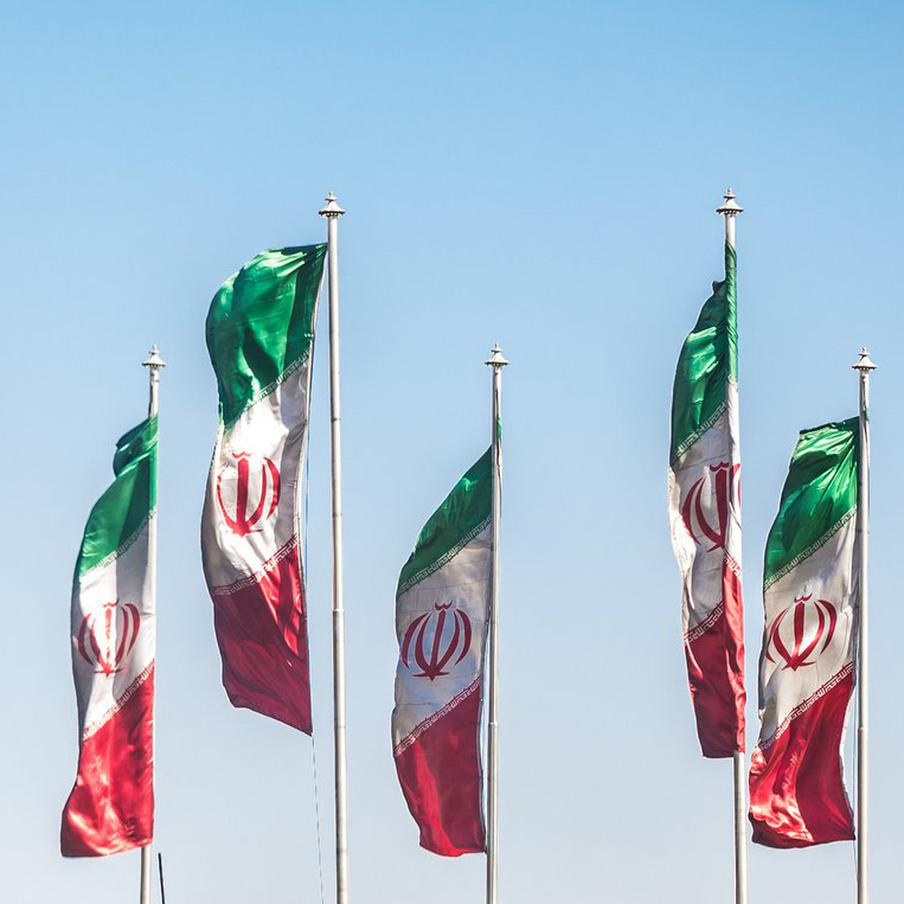 Ирановед Раванди-Фадаи рассказала, кто станет преемником аятоллы Хаменеи. Вопрос о том, кто сменит аятоллу Али Хаменеи на посту верховного лидера Ирана, остаётся одним из самых актуальных в иранской политике. Хотя сам аятолла Хаменеи никогда не называл своего преемника, в экспертных кругах есть предположения о возможных кандидатах на этот высокий пост, рассказала Metro ирановед Раванди-Фадаи