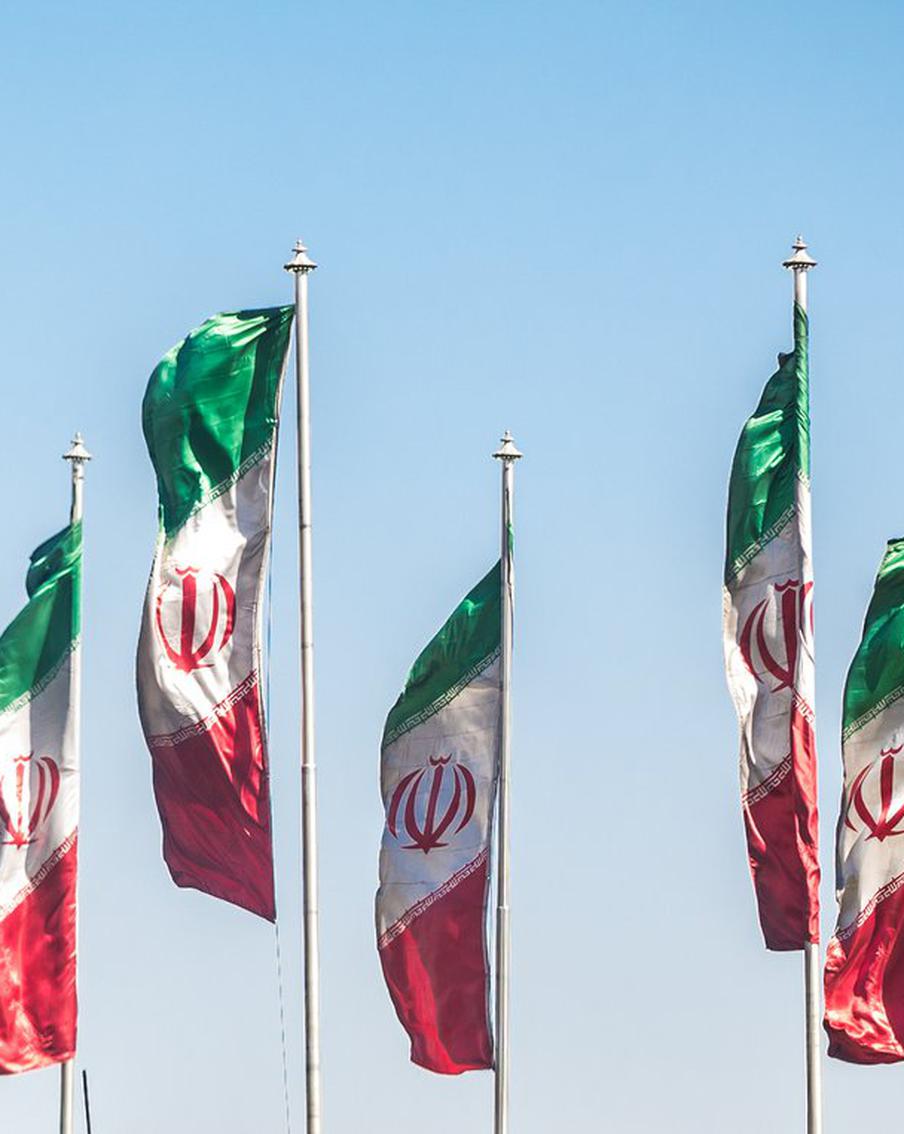 Ирановед Раванди-Фадаи рассказала, кто станет преемником аятоллы Хаменеи. Вопрос о том, кто сменит аятоллу Али Хаменеи на посту верховного лидера Ирана, остаётся одним из самых актуальных в иранской политике. Хотя сам аятолла Хаменеи никогда не называл своего преемника, в экспертных кругах есть предположения о возможных кандидатах на этот высокий пост, рассказала Metro ирановед Раванди-Фадаи