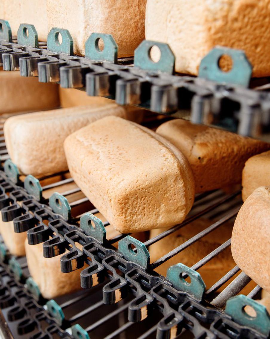 В России вводят новый ГОСТ на белый хлеб. 1 апреля 2026 года в России вступает в силу новый государственный стандарт (ГОСТ) на белый хлеб из пшеничной муки. Об этом сообщает РИА "Новости" со ссылкой на Росстандарт