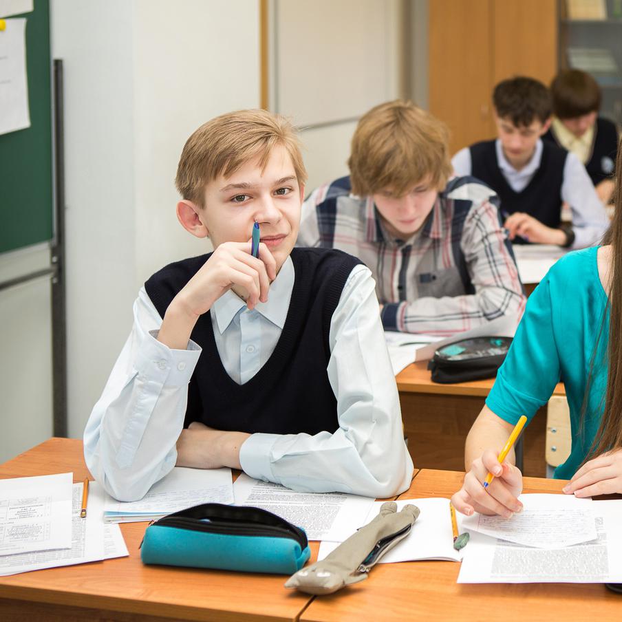 Девятиклассники будут с 2027–2028 года сдавать устный экзамен по истории. Министерство просвещения Российской Федерации приняло решение о введении с 2027–2028 учебного года обязательной устной аттестации по истории для всех учащихся 9-х классов. Этот экзамен будет служить допуском к государственной итоговой аттестации (ГИА) и будет проходить с января по апрель