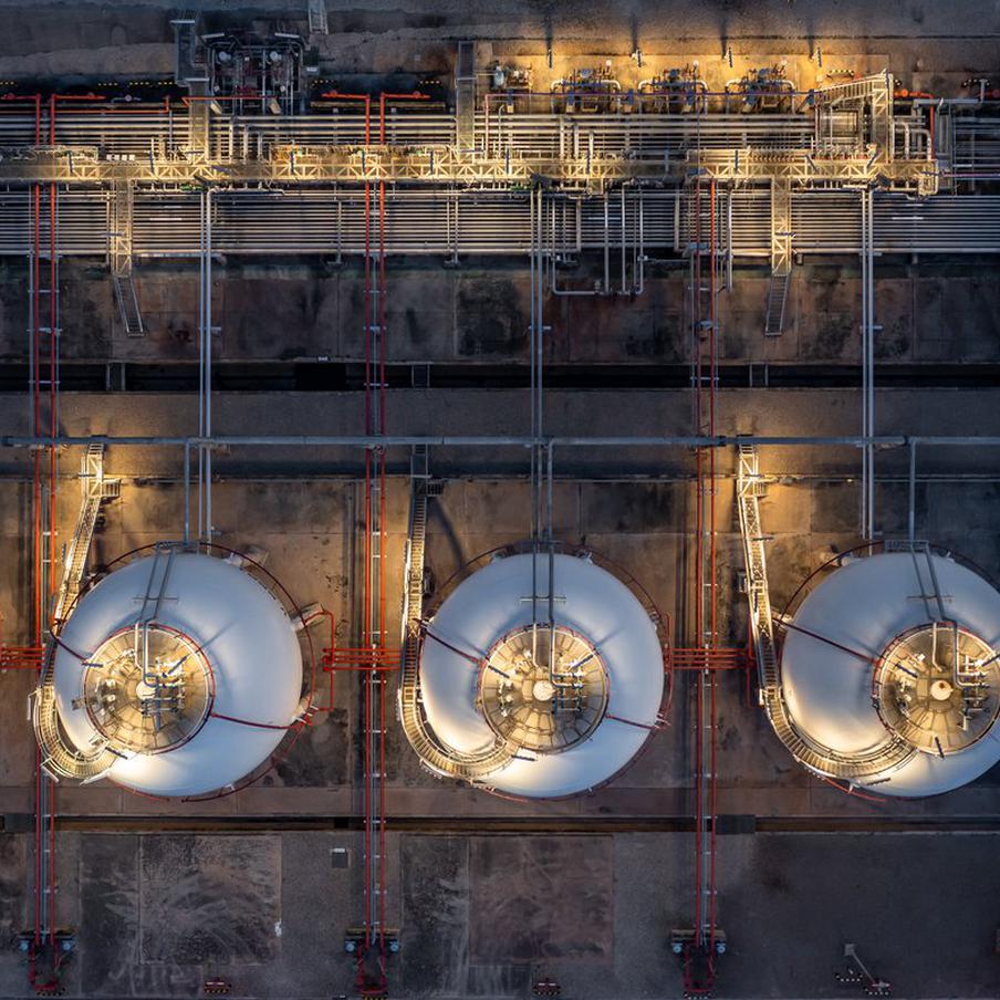 Цены на газ в Европе превысили $700 на фоне конфликта на Ближнем Востоке. В условиях нестабильности на Ближнем Востоке цены на апрельские фьючерсы на природный газ на нидерландском хабе TTF продемонстрировали значительный рост. Согласно данным биржи ICE Futures на 10:52 по московскому времени, стоимость газа достигла €59,445 за 1 МВт·ч, что по текущим курсам валют составляет более чем $727 за 1 тыс. куб. м