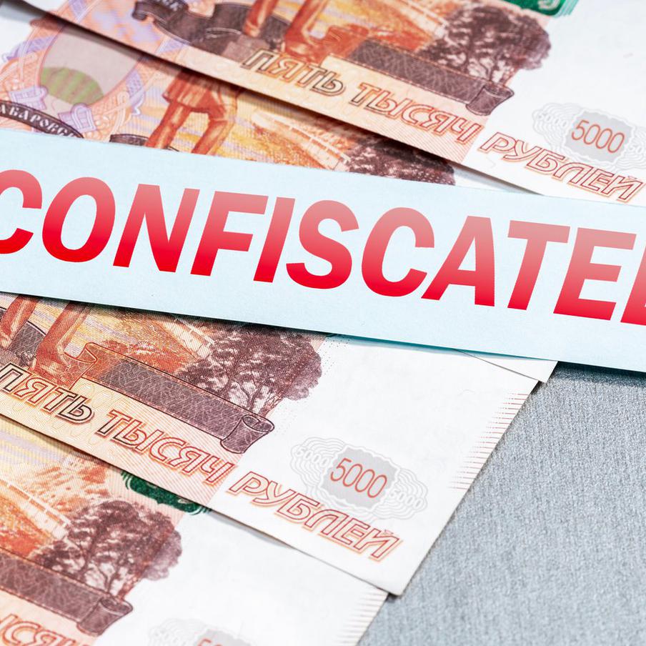 Бастрыкин предложил конфисковывать у коррупционеров всё имущество. Председатель Следственного комитета Российской Федерации Александр Бастрыкин выступил с предложением ужесточить меры наказания за коррупционные преступления. На расширенном заседании коллегии СКР он озвучил идею введения полной конфискации всего приобретённого имущества для лиц, виновных в коррупции