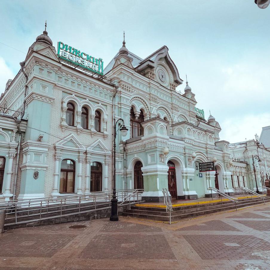 Рижский вокзал выставили на продажу. ОАО "Российские железные дороги" выставило на торги комплекс зданий Рижского вокзала в Москве. Согласно информации, опубликованной на сайте "Недвижимость РЖД", стартовая цена объекта составляет 4 миллиарда рублей