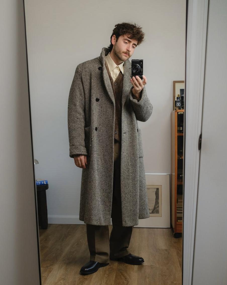 Двубортное пальто добавляет очков респектабельности.