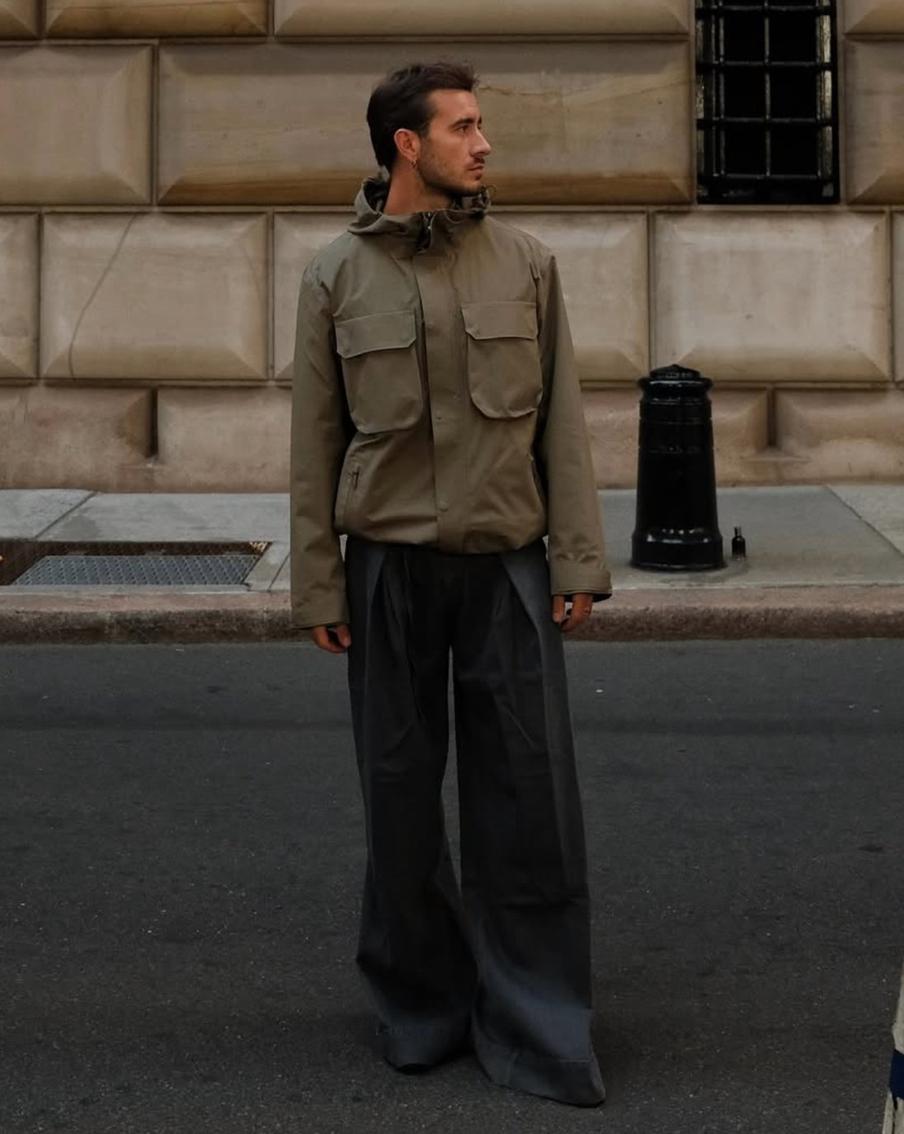 Полуспортивный верх со строгими брюками – отличная идея.