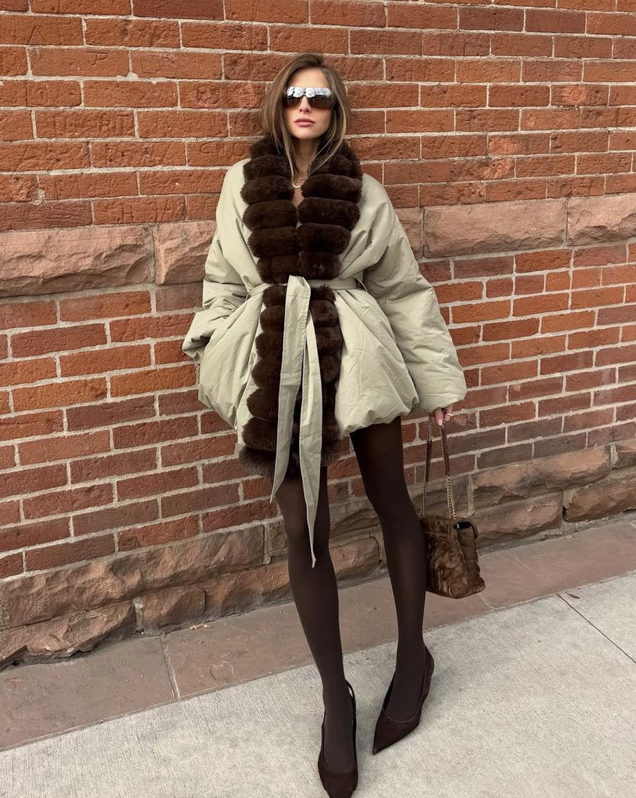 Даже самый маленький каблук способен визуально вытянуть рост, если подобрать обувь в тон одежде.