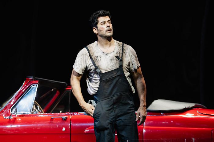 Бурак Озчивит готовится сниматься в российских проектах. Звезда "Великолепного века" привёз в Москву моноспектакль