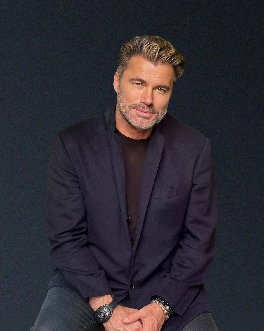 Олег Рой считает, что книги никогда "не вымрут".