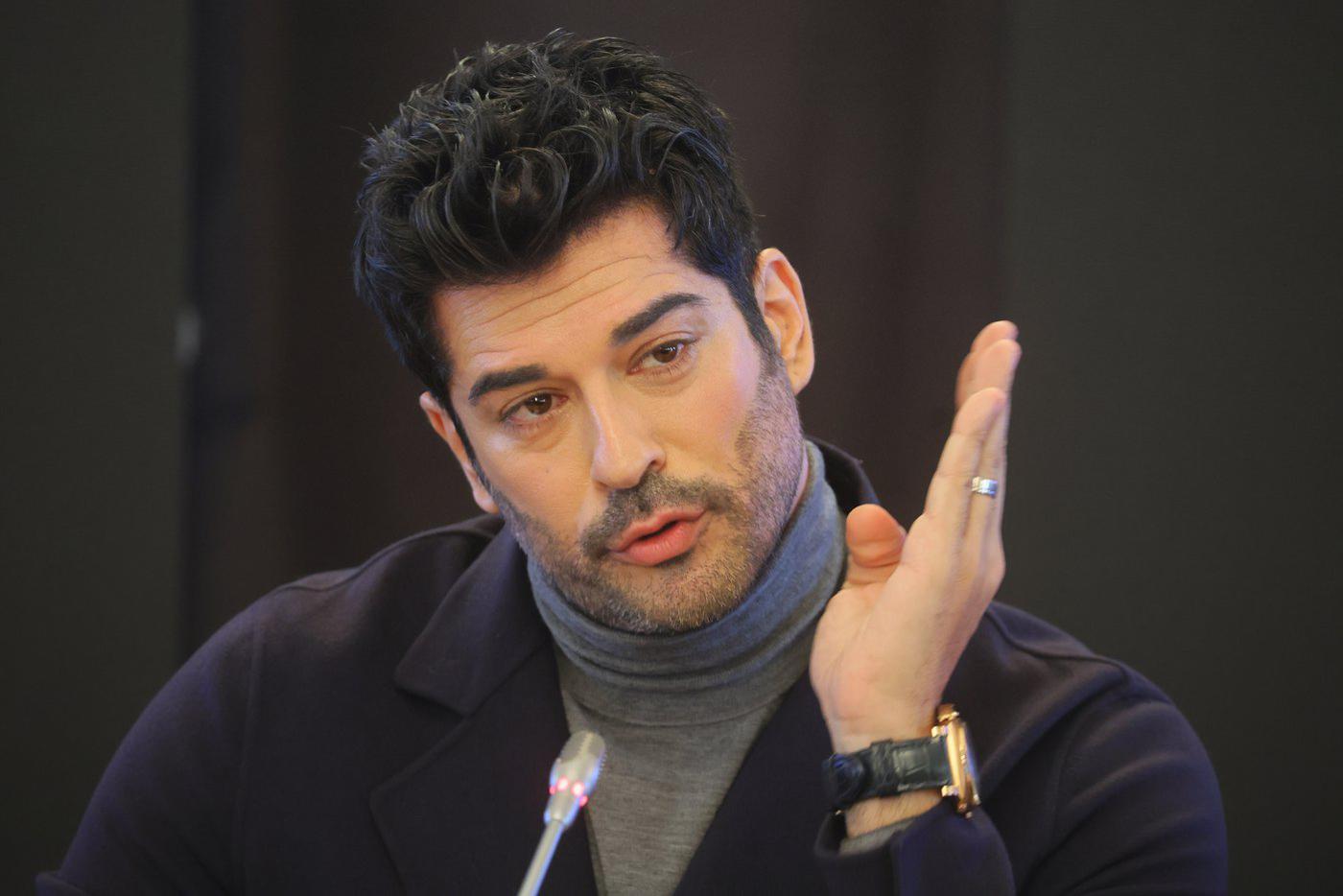 Актёр признался, что после спектакля поклонницы завалили его цветами.