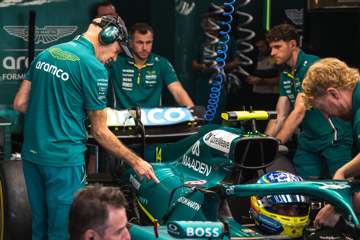 Эдриан Ньюи (слева) рядом с болидом Фернандо Алонсо.