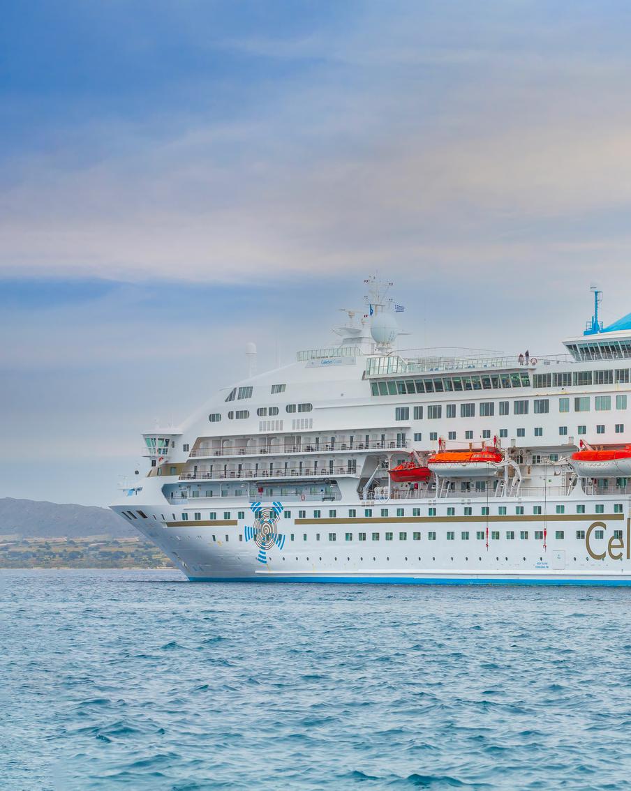 Туристов из России принуждают покинуть застрявший в Катаре круизный лайнер