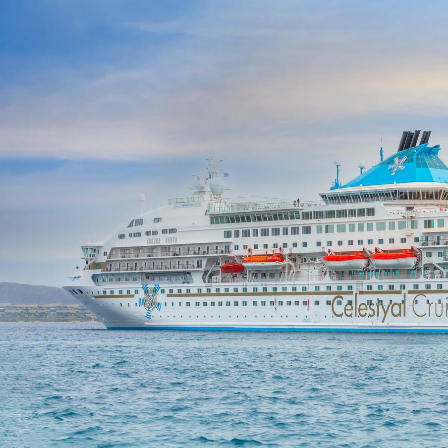 Около 200 россиян просят помощи из-за выселения с лайнера в Катаре. Пассажирам судна, стоящего в Дохе с конца февраля, объявили о необходимости покинуть борт до утра 7 марта. Люди опасаются остаться без жилья и возможности вылететь домой