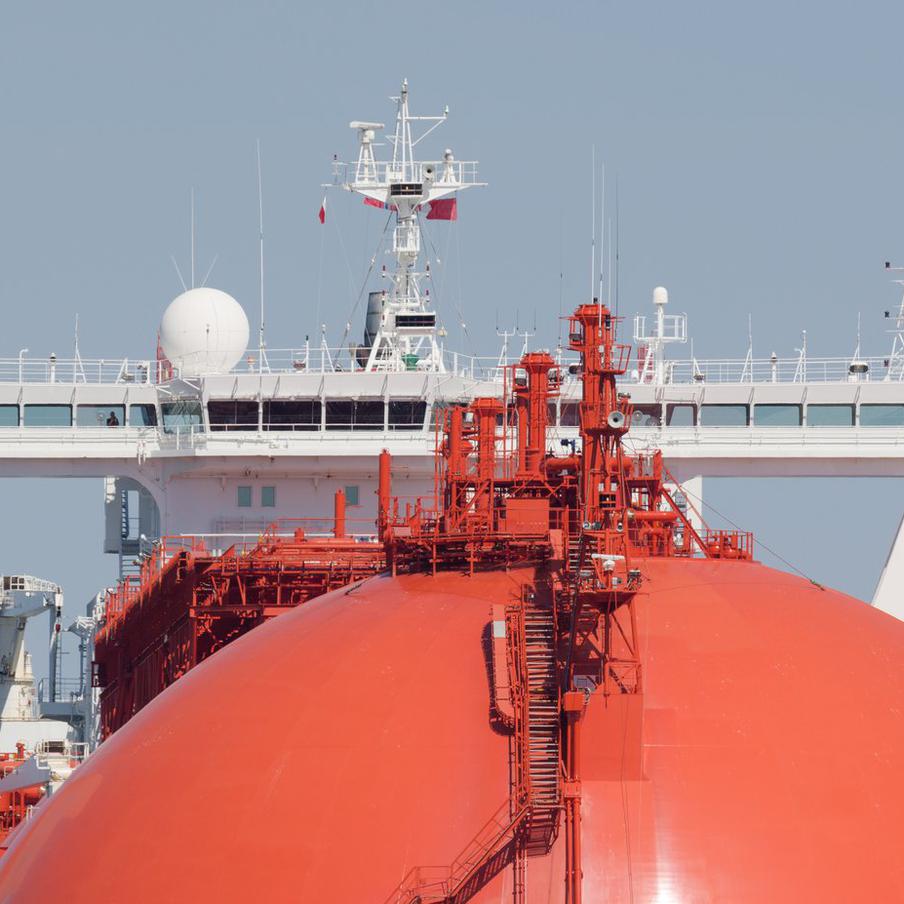 Минтранс заявил об атаке на газовоз "Арктик Метагаз" у берегов Мальты. По данным ведомства, судно с грузом из Мурманска подверглось нападению безэкипажных катеров в Средиземном море. Все 30 моряков были спасены