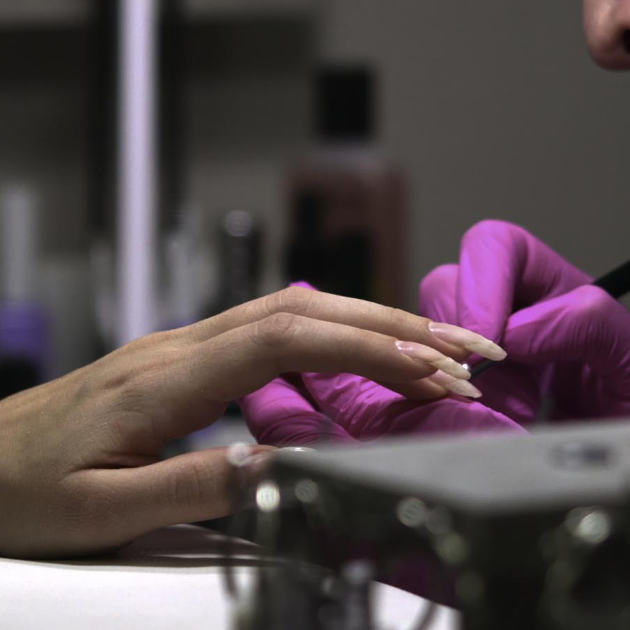 В России утвердили новый ГОСТ для мастеров маникюра и педикюра. Национальный стандарт начнёт действовать с 30 апреля 2026 года. Документ регламентирует этапы процедур, продолжительность услуг и общие требования к работе специалистов ногтевого сервиса