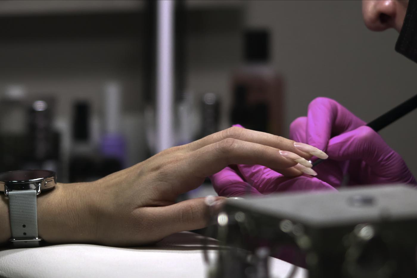 В России утвердили новый ГОСТ для мастеров маникюра и педикюра