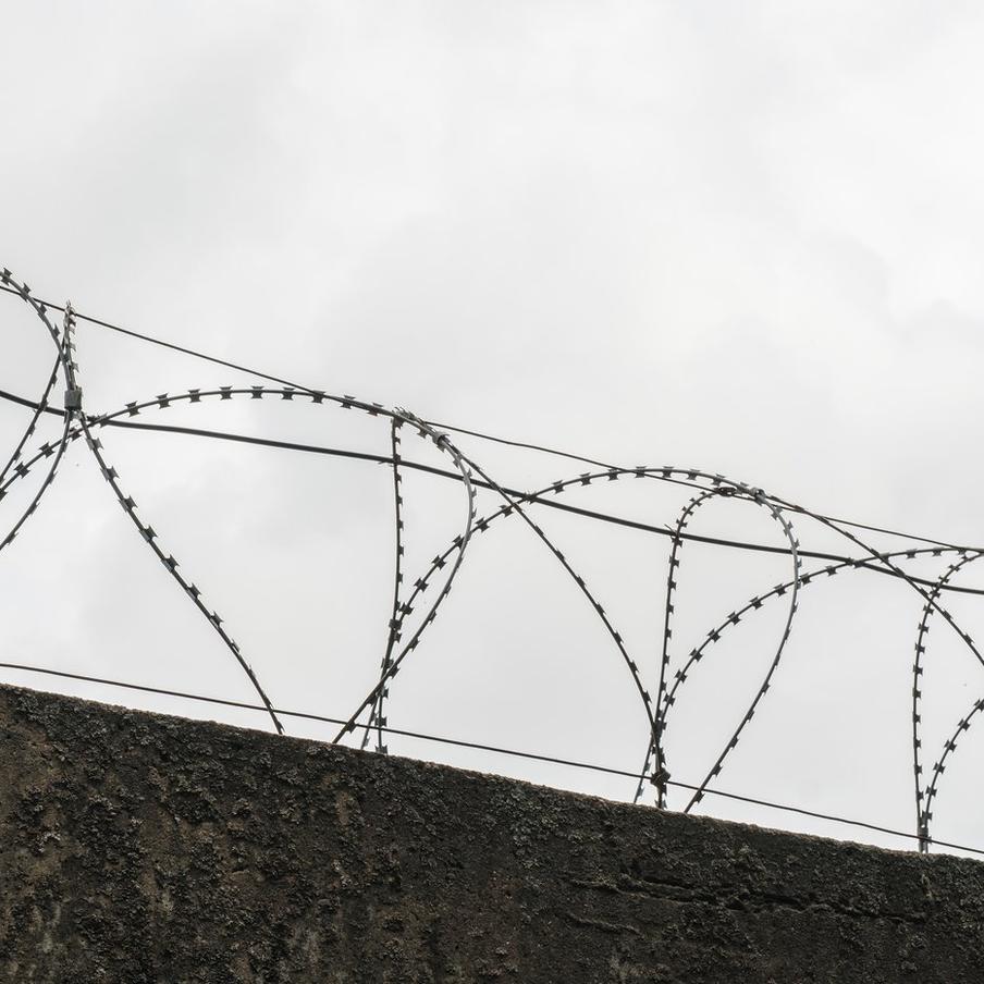 Число заключённых в российских колониях и СИЗО упало до рекордного минимума. Владимир Давыдов, заместитель председателя Верховного суда Российской Федерации, выступая на заседании сената в рамках рассмотрения своей кандидатуры на должность первого заместителя председателя Верховного суда, заявил о том, что количество заключённых в следственных изоляторах (СИЗО) и исправительных колониях достигло исторического минимума