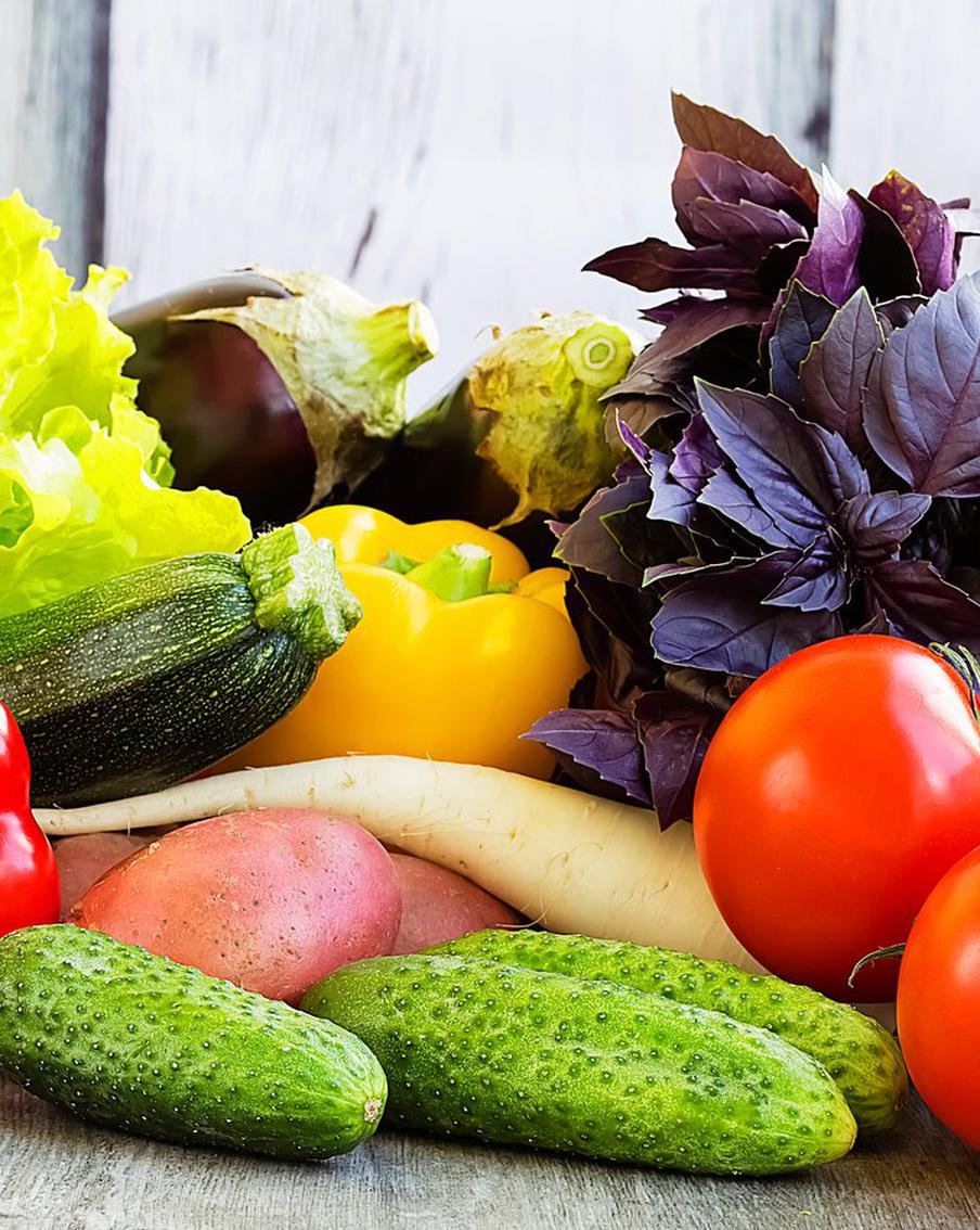 Диетолог рассказала о пользе первой зелени и преимуществе местных овощей и фруктов