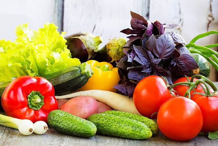 Диетолог рассказала о пользе первой зелени и преимуществе местных овощей и фруктов