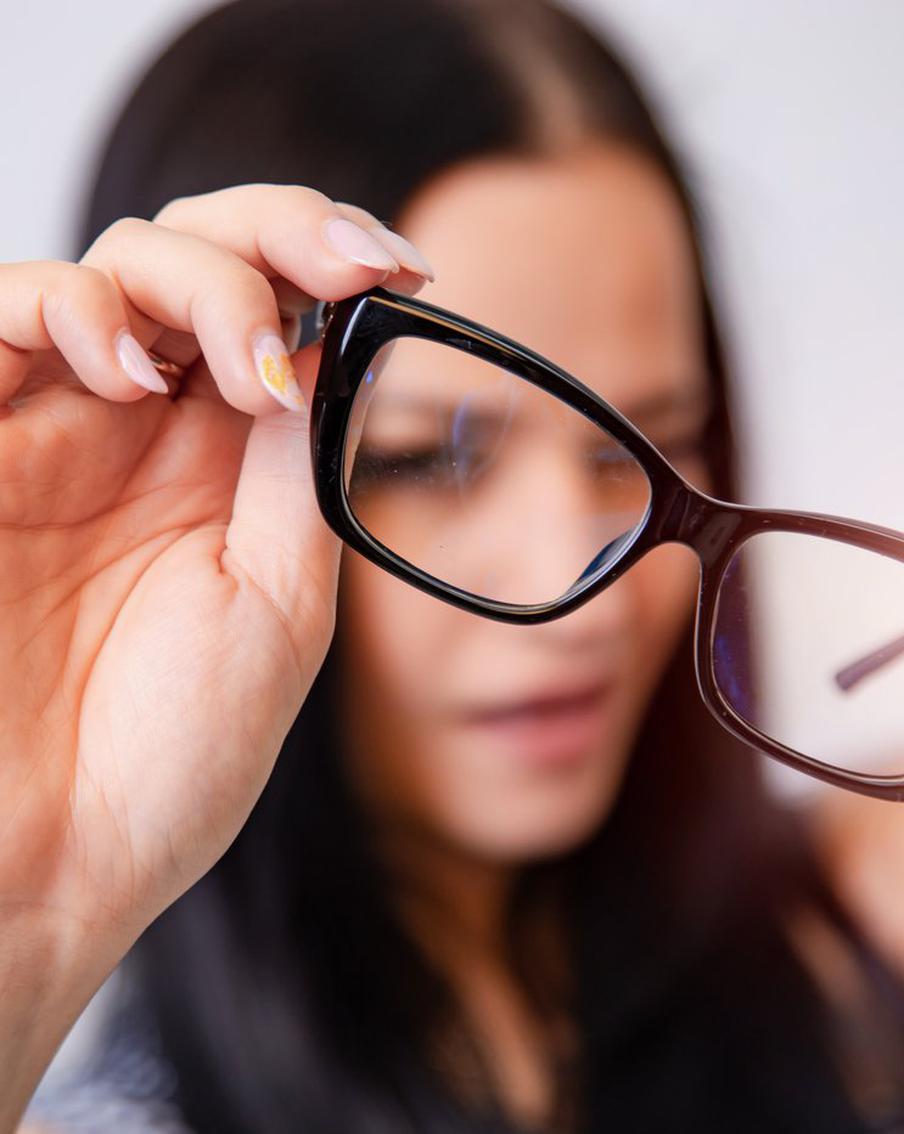 "Увидел чудище, хлопнулся в обморок": в Международный день очкарика москвичи поделились постыдными историями