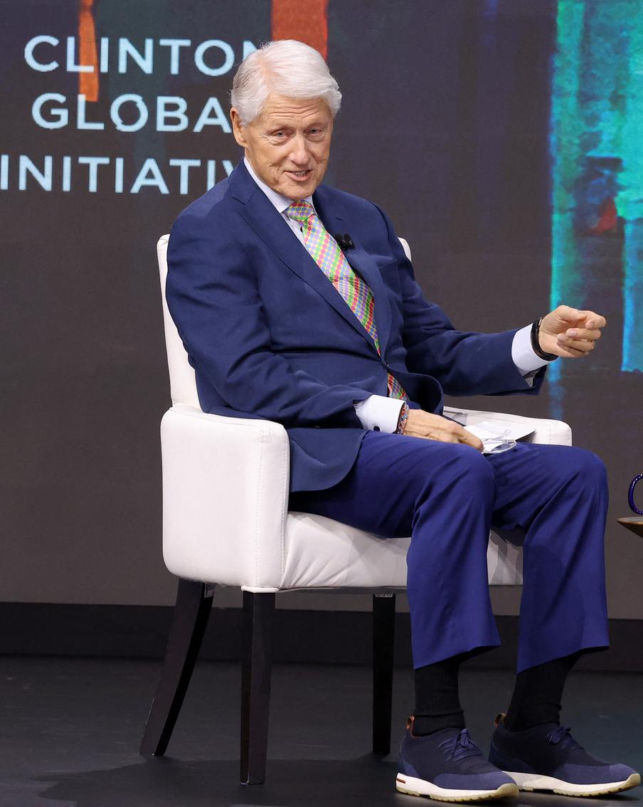 Клинтоны дают показания: о чём экс-президент США с супругой рассказали конгрессменам на слушаниях