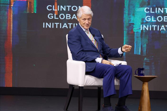 Клинтоны дают показания: о чём экс-президент США с супругой рассказали конгрессменам на слушаниях