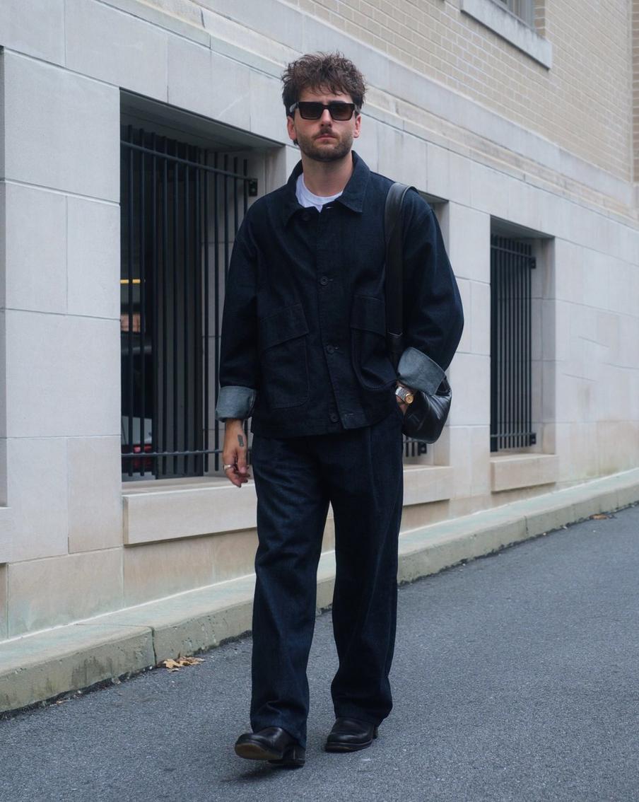 Джинсы чистого цвета индиго отлично вписываются в стиль делового кежуала.