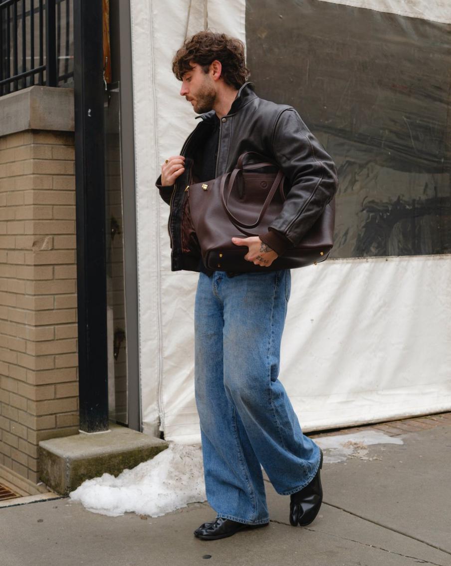 Широкие джинсы в мужском гардеробе – хит последних сезонов.