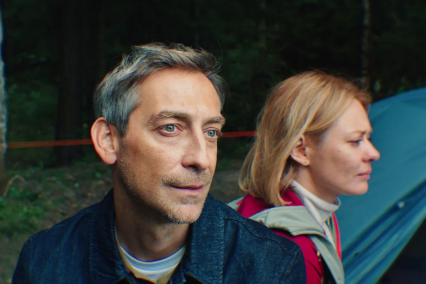 Муж Борис (Артём Ткаченко), как выясняется, ушёл от Нади (Карина Разумовская), потому что она не давала ему дышать