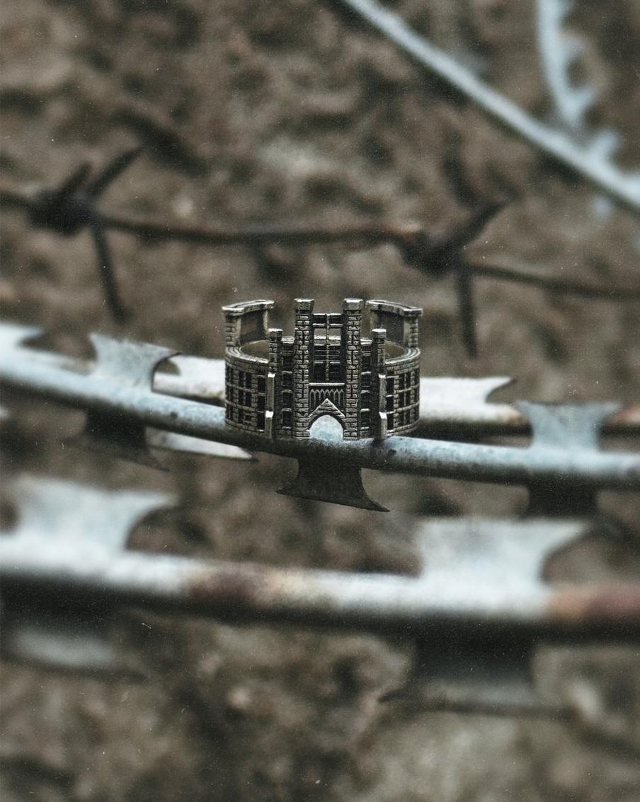 Кольца в виде московских зданий: Электрозавод и "Олимпийский" легко положить в шкатулку