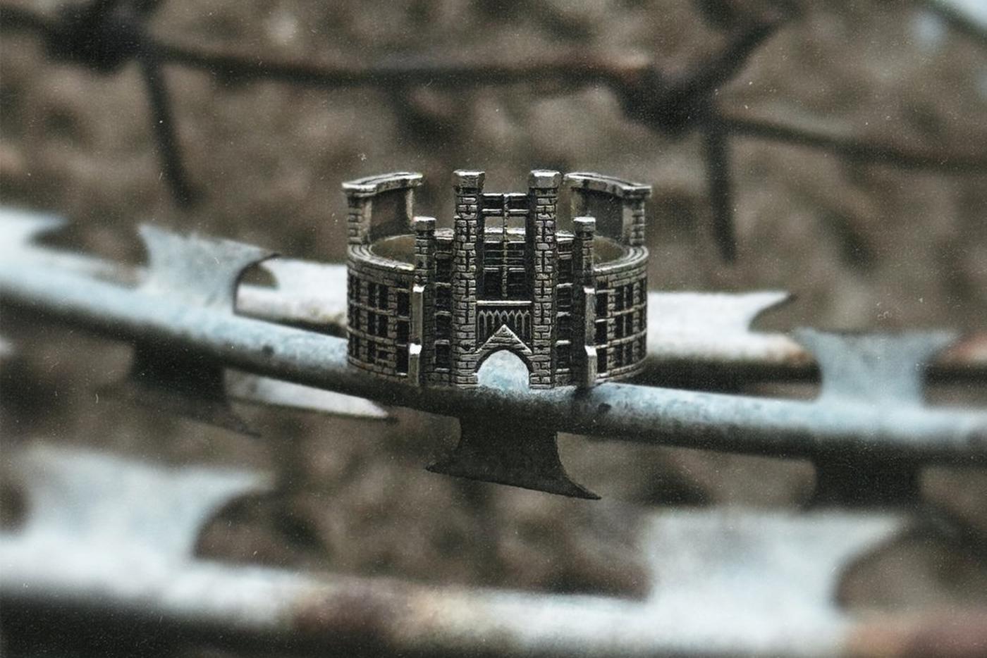 Кольца в виде московских зданий: Электрозавод и "Олимпийский" легко положить в шкатулку