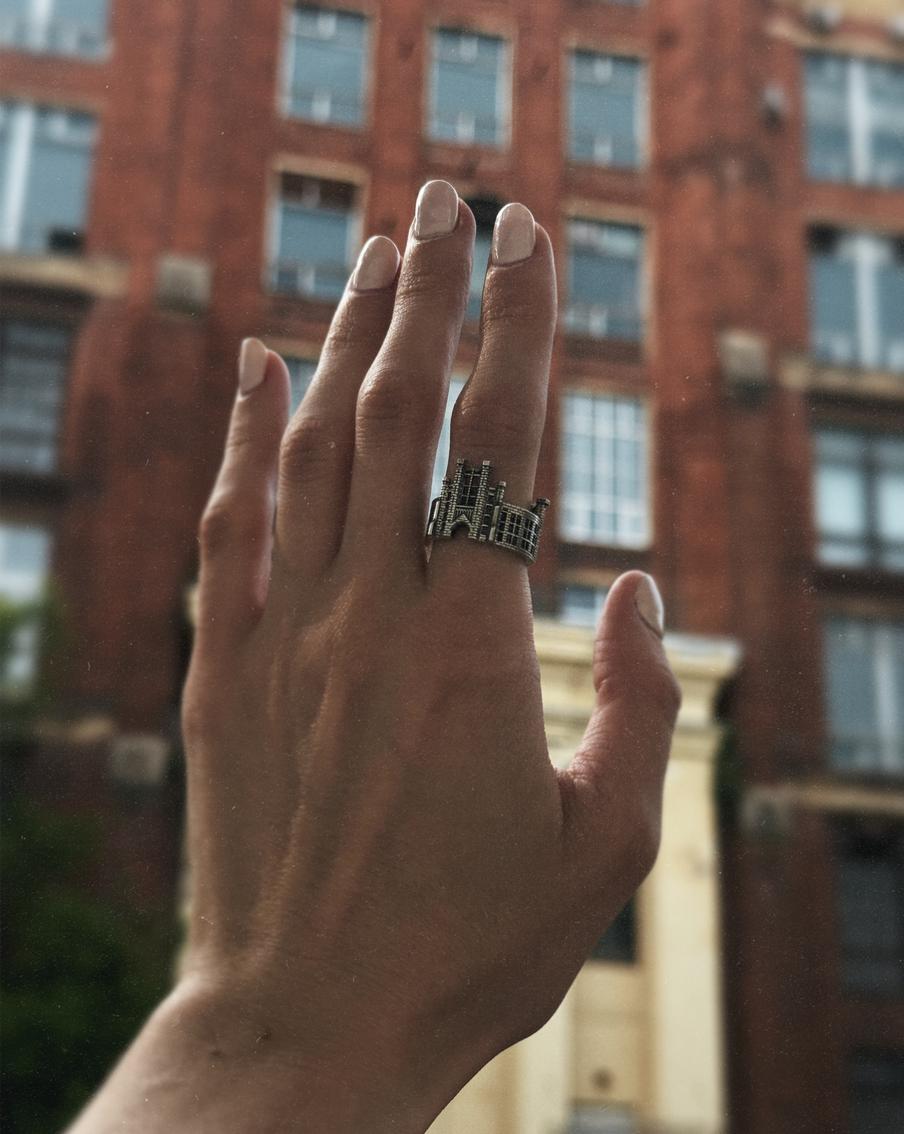 Серебряный уменьшенный Электрозавод на фоне своего большого оригинала.