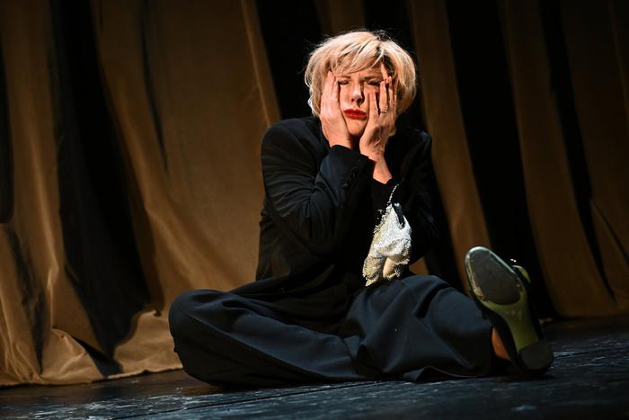 "Мне бы завтрашний день пережить" Елена Яковлева отмечает 65-летие шпагатом и выставкой