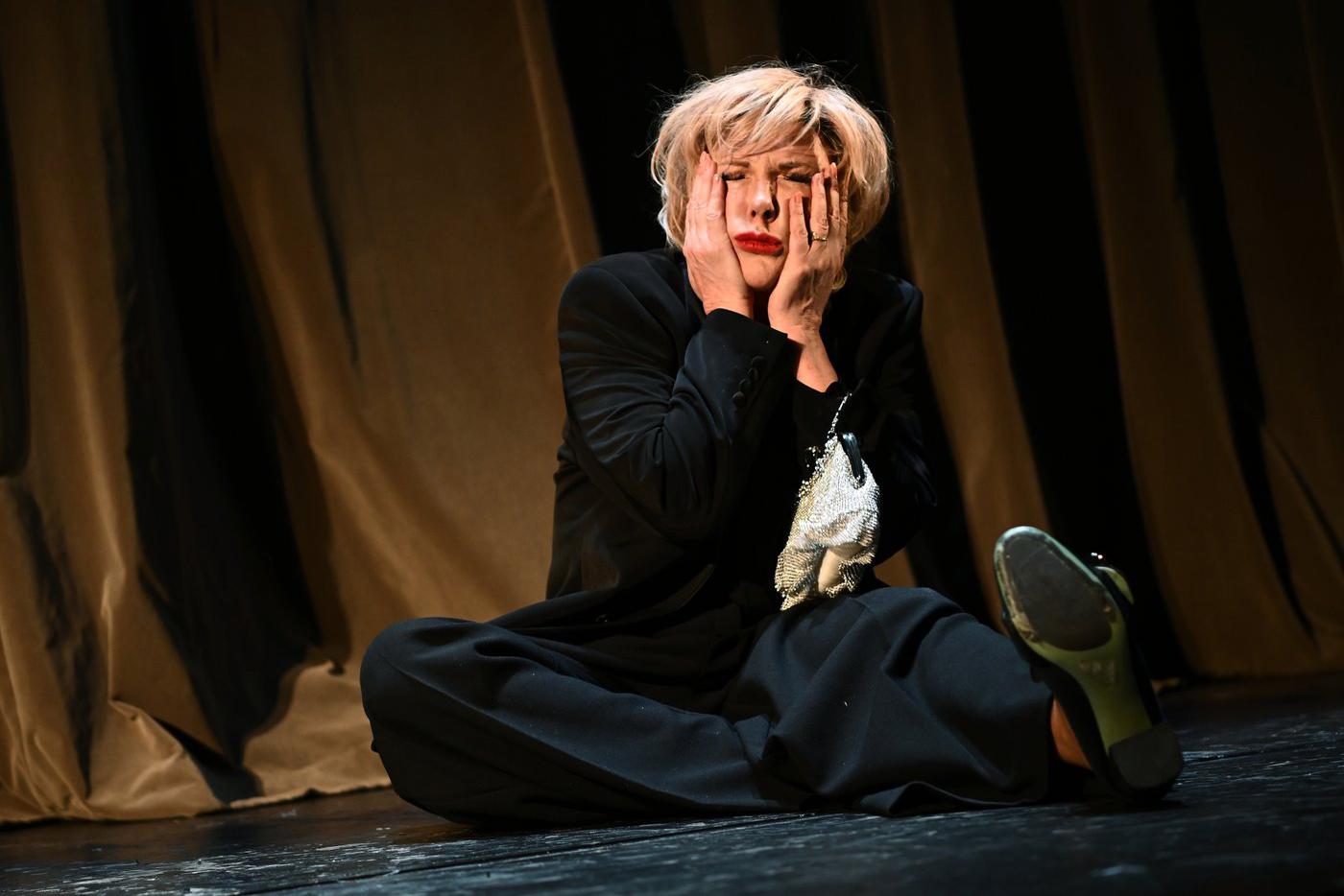 "Мне бы завтрашний день пережить": Елена Яковлева отмечает 65-летие шпагатом и выставкой