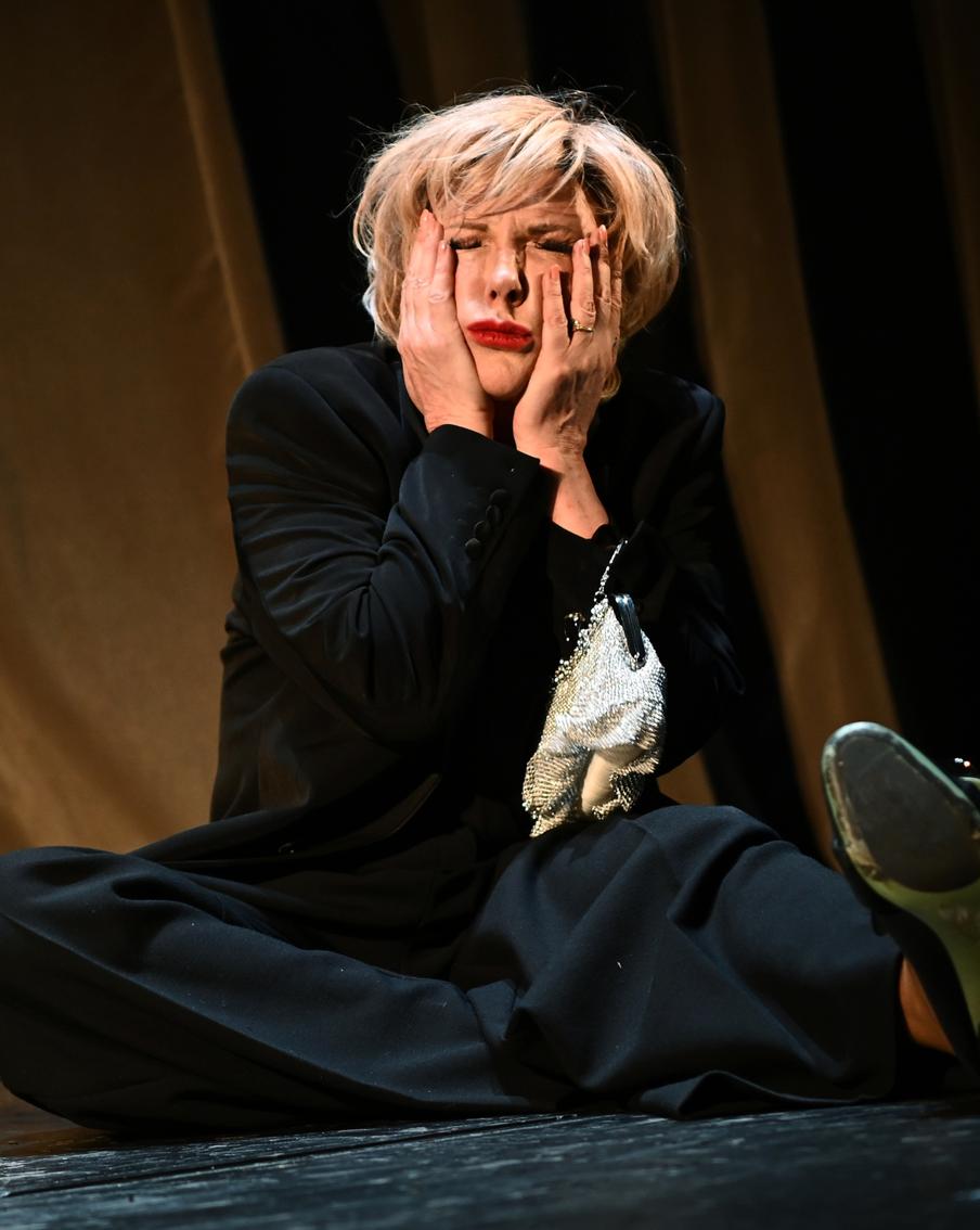 "Мне бы завтрашний день пережить" Елена Яковлева отмечает 65-летие шпагатом и выставкой