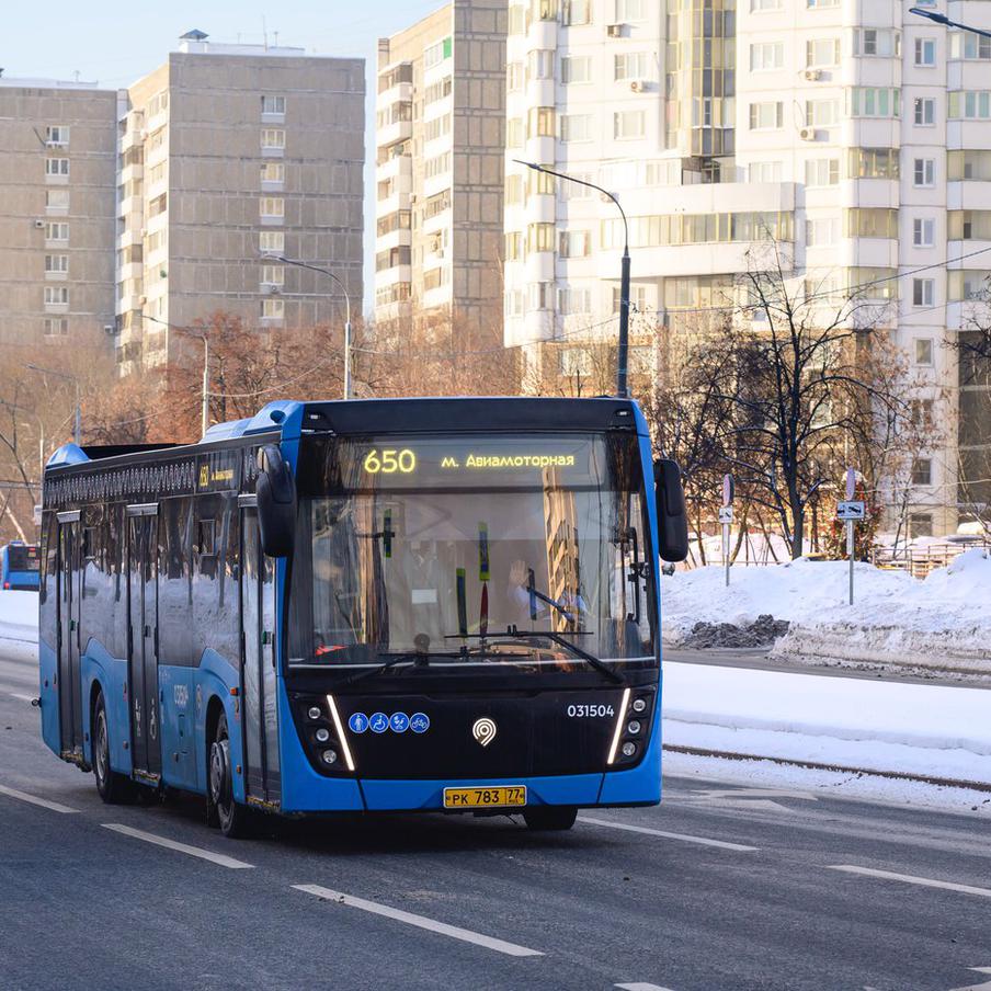 Для 16 жилых комплексов улучшили транспортную доступность в прошлом году. В Москве продолжается развитие наземного городского транспорта. Комфортные и безопасные транспортные средства обеспечивают доставку пассажиров к станциям метро и МЦД, к железнодорожным вокзалам и аэропортам, а также к ключевым социальным, культурным и спортивным объектам, включая популярные точки притяжения города