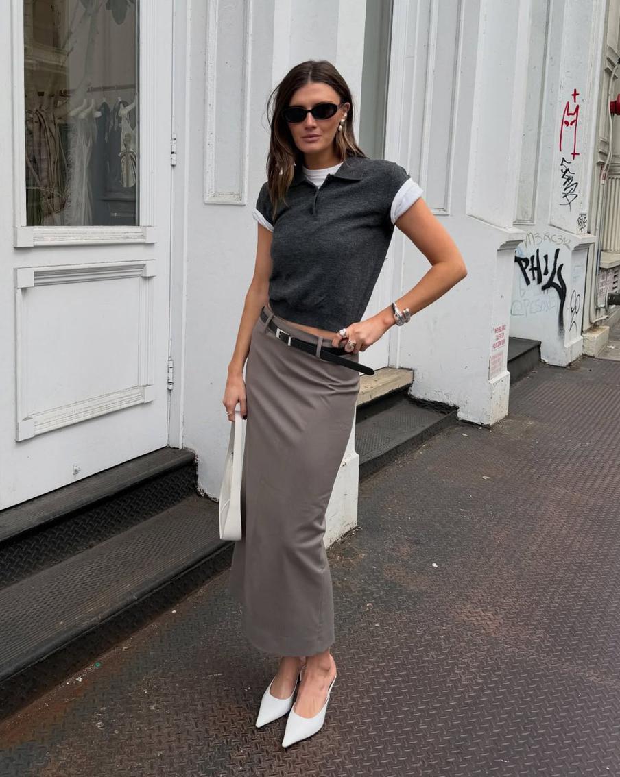 Прямая юбка длины миди.