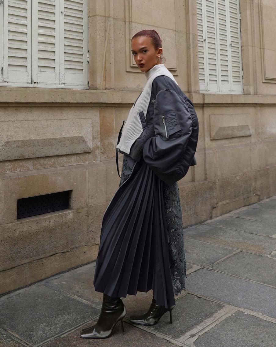 Юбка в складку длины миди.