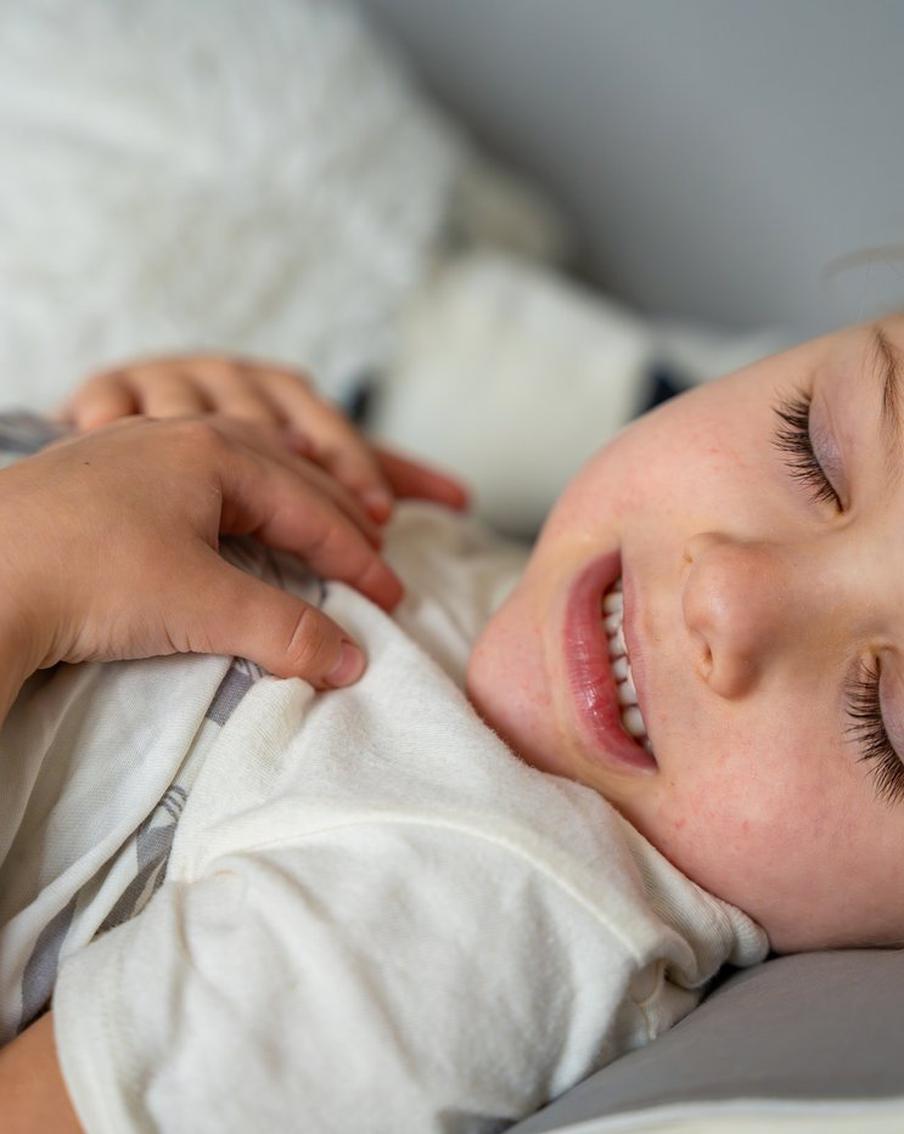 Невролог рассказала о причинах зубного скрежета во сне у детей