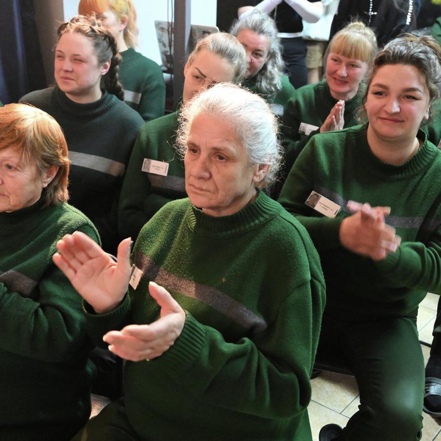 В СПЧ предложили провести амнистию для женщин к 8 Марта. Член Совета по правам человека Ева Меркачёва считает, что к Международному женскому дню стоит освободить часть осуждённых женщин. По её мнению, речь должна идти прежде всего о тех, кто впервые оказался под судом