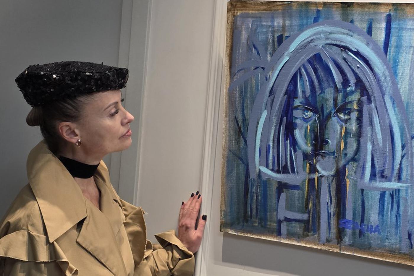 Первые зрители вернисажа работ Елены Яковлевой.