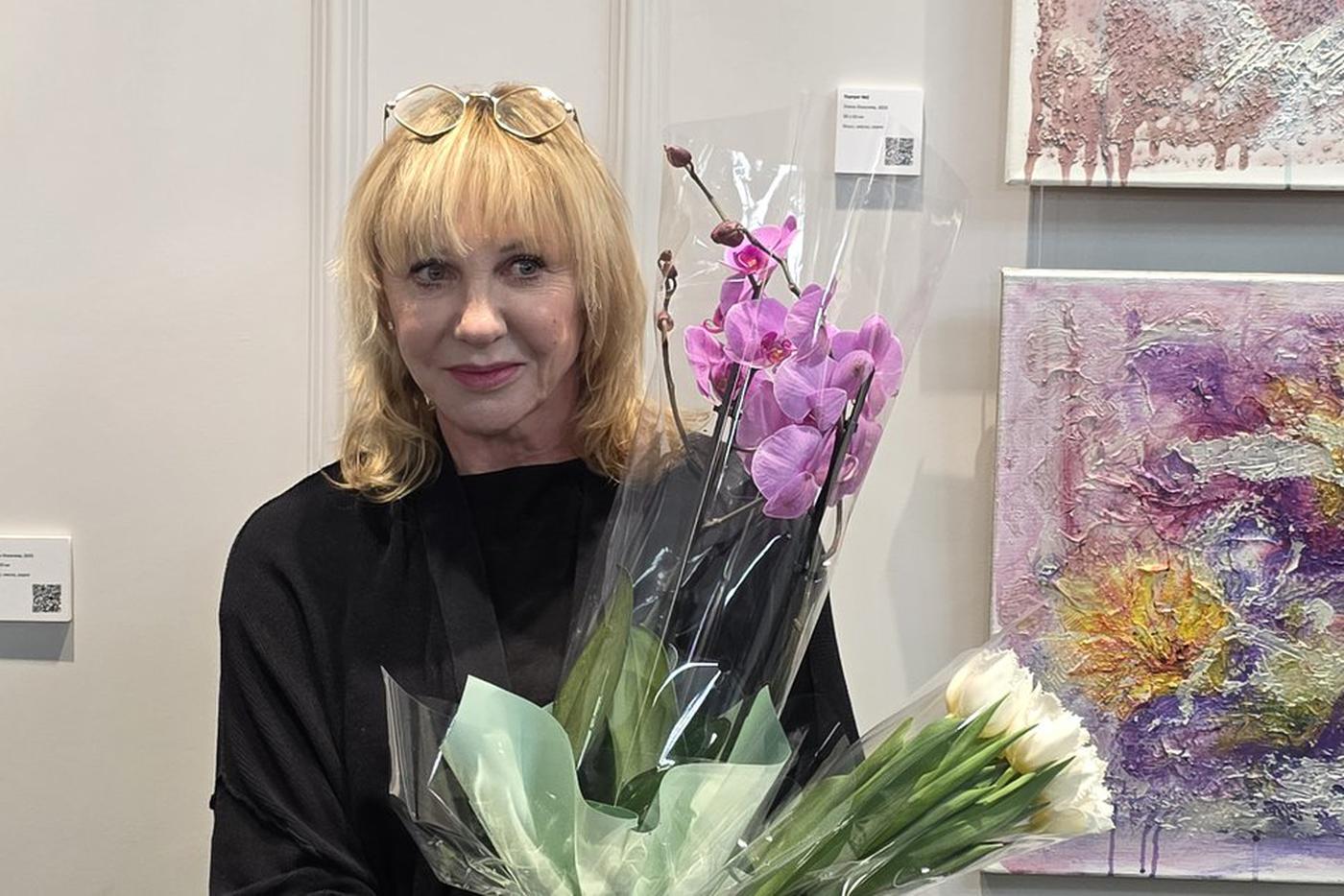 "Я не художник, я так вижу!": Елена Яковлева в юбилей открыла выставку своих картин